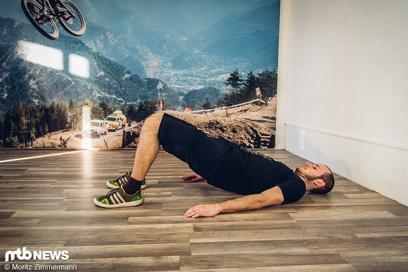 Drück deine Hüfte nach oben. Die Füße und Schulterblätter stemmen sich in den Boden, Gesäß und Bauch sind angespannt. 3 Sekunden halten und wieder absetzen. Drück deine Hüfte nach oben. Die Füße und Schulterblätter stemmen sich in den Boden, Gesäß und Bauch sind angespannt. 3 Sekunden halten und wieder absetzen.