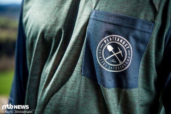 Der Name des mit 39,90 € günstigsten Trikots im Vergleich leitet sich von der farblich hervorgehobenen Brusttasche ab. Der Name des mit 39,90 € günstigsten Trikots im Vergleich leitet sich von der farblich hervorgehobenen Brusttasche ab.
