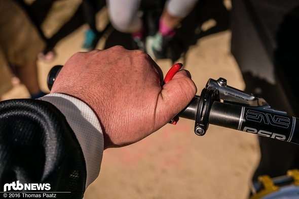 Laut Hersteller ergibt sich so eine angenehme zusätzliche Griffposition auf Touren. wenn man den Lenker nicht zwangsweise mit der Hand umschließen muss Laut Hersteller ergibt sich so eine angenehme zusätzliche Griffposition auf Touren. wenn man den Lenker nicht zwangsweise mit der Hand umschließen muss
