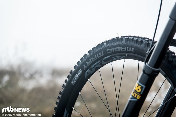 Solide Race Face-Laufräder mit grobstolliger Schwalbe-Bereifung verdeutlichen: Das SL AMR X will lieber bergab Solide Race Face-Laufräder mit grobstolliger Schwalbe-Bereifung verdeutlichen: Das SL AMR X will lieber bergab