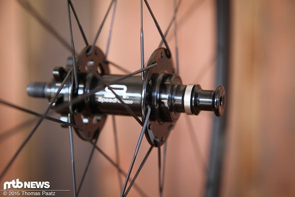 So sieht das montierte System aus, die Rändel rechts an der Achse genügt, um das System zu fixieren So sieht das montierte System aus, die Rändel rechts an der Achse genügt, um das System zu fixieren