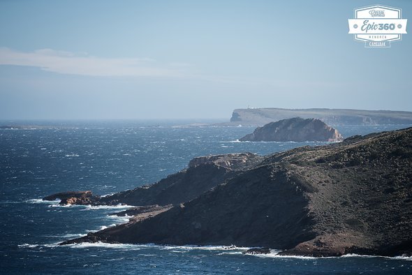 Luftlinie wäre kürzer, an der Küstenlinie vorbei sind es 55 km bis zum Leuchtturm von Cavalleria. Luftlinie wäre kürzer, an der Küstenlinie vorbei sind es 55 km bis zum Leuchtturm von Cavalleria.