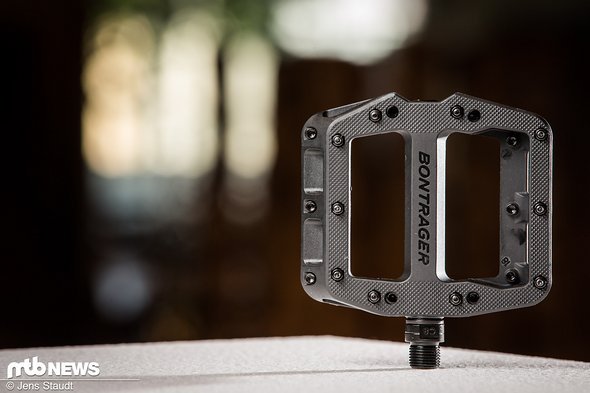 Beim neuen Nylon-Pedal Line Elite ist der Pedalkörper nicht allzu groß, bietet aber genügend Trittfläche – ein gutes Mittelmaß. Beim neuen Nylon-Pedal Line Elite ist der Pedalkörper nicht allzu groß, bietet aber genügend Trittfläche – ein gutes Mittelmaß.