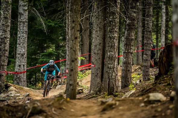 Stage 4 – Heavy Flow war ein Fahrerfavorit, die Kurven waren einfach der Knaller. Laktatgeschwängert wurde man dank eines langen Tretstückes, doch das gehört unserer Meinung nach zu einer Enduro-Stage dazu. Stage 4 – Heavy Flow war ein Fahrerfavorit, die Kurven waren einfach der Knaller. Laktatgeschwängert wurde man dank eines langen Tretstückes, doch das gehört unserer Meinung nach zu einer Enduro-Stage dazu.