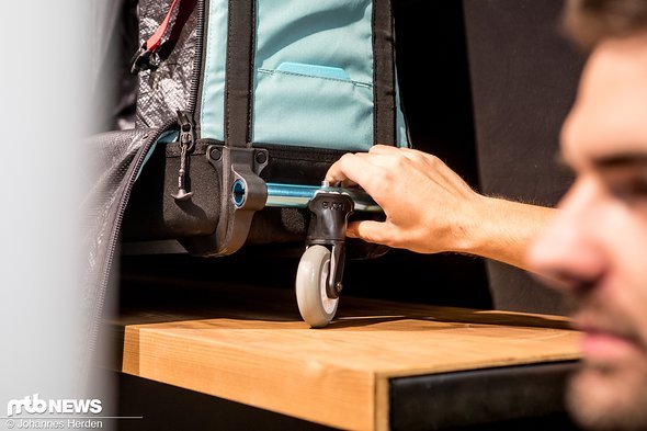 Das stabile Clip On-Wheel wird bei Bedarf einfach vorne befestigt - erleichtert das Rollen durch den Flughafen Das stabile Clip On-Wheel wird bei Bedarf einfach vorne befestigt - erleichtert das Rollen durch den Flughafen
