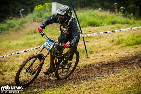 Zu Testzwecken sind wir das Cube beim extrem harten iXS EDC in Spicak einen Tag lang mit einen Öhlins TTX22-Stahlfederdämpfer gefahren … Zu Testzwecken sind wir das Cube beim extrem harten iXS EDC in Spicak einen Tag lang mit einen Öhlins TTX22-Stahlfederdämpfer gefahren …