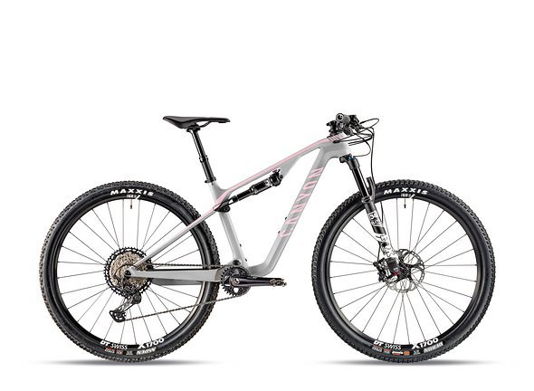 Für Frauen gibt es mit dem Canyon Lux CF SL 7 ein Rad mit angepasster Übersetzung, speziellem Sattel und Sonderlackierung Für Frauen gibt es mit dem Canyon Lux CF SL 7 ein Rad mit angepasster Übersetzung, speziellem Sattel und Sonderlackierung