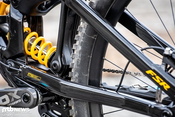Durch die tiefere Position des Dämpfers hat das neue Demo auch einen tieferen Schwerpunkt bekommen. Der Dämpfer wird durch einen praktischen Plastik-Fender geschützt. Durch die tiefere Position des Dämpfers hat das neue Demo auch einen tieferen Schwerpunkt bekommen. Der Dämpfer wird durch einen praktischen Plastik-Fender geschützt.