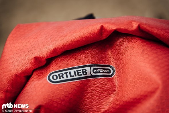 Das große Hauptfach des wasserdichten Rucksacks lässt sich durch einen Zwischenboden in zwei Teile unterteilen ... Das große Hauptfach des wasserdichten Rucksacks lässt sich durch einen Zwischenboden in zwei Teile unterteilen ...