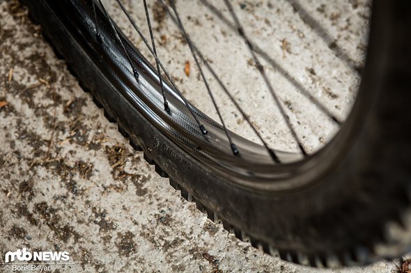 An Mitchs Bike fanden wir auch bisher unbekannte, sehr breite und flache Carbon-Felgen ohne jegliche Kennzeichnung An Mitchs Bike fanden wir auch bisher unbekannte, sehr breite und flache Carbon-Felgen ohne jegliche Kennzeichnung