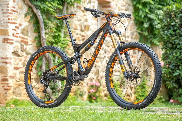 Das neue Scott Genius LT als Topmodell 700 Tuned kleidet sich in ein durchgehendes schwarz-grau-orange Das neue Scott Genius LT als Topmodell 700 Tuned kleidet sich in ein durchgehendes schwarz-grau-orange