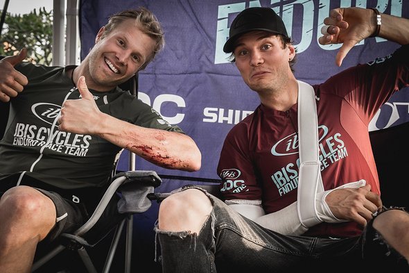 Mit einem Mann weniger im Boot versuchen wir trotzdem das Team Overall nach Hause zu bringen. Teamkollege Zakka hat sich auf der ersten Stage an der Schulter verletzt Mit einem Mann weniger im Boot versuchen wir trotzdem das Team Overall nach Hause zu bringen. Teamkollege Zakka hat sich auf der ersten Stage an der Schulter verletzt