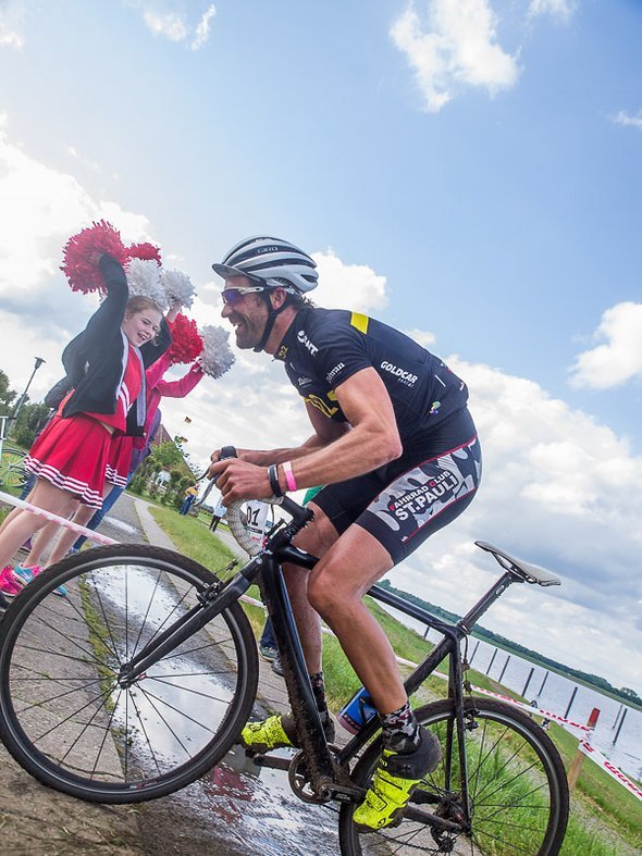 Lars, vom Team "FC St. Pauli" fährt mit einem Crosser auf Platz 4 der Solowertung. Lars, vom Team "FC St. Pauli" fährt mit einem Crosser auf Platz 4 der Solowertung.