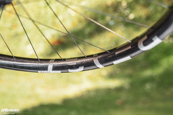 Die Speichenbohrungen bei der Downhill-Felge sind leicht außermittig angebracht Die Speichenbohrungen bei der Downhill-Felge sind leicht außermittig angebracht