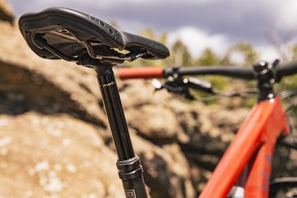 Am Maverick kommt die gerade erst vorgestellte neue RockShox Reverb Stealth zum Einsatz, in Größe M mit 150 mm Hub. Am Maverick kommt die gerade erst vorgestellte neue RockShox Reverb Stealth zum Einsatz, in Größe M mit 150 mm Hub.