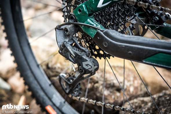 Dank SRAM GX Eagle 12-fach Schaltung sollte man beinahe jeden Trail aus eigener Kraft erreichen können. Dank SRAM GX Eagle 12-fach Schaltung sollte man beinahe jeden Trail aus eigener Kraft erreichen können.