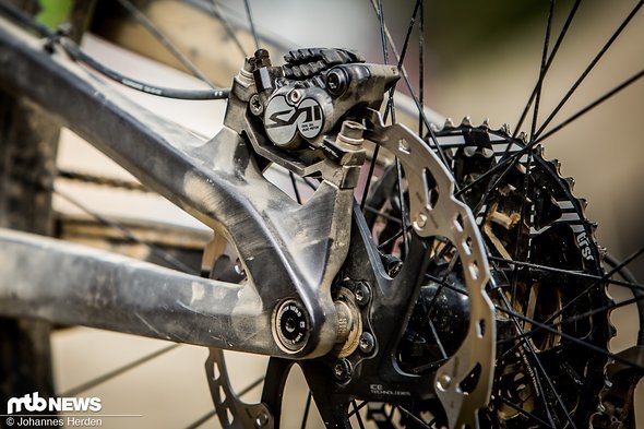 Derweil sorgen Shimano Saint-Kolben mit massiven 203 mm Scheiben für ordentlich Verzögerung Derweil sorgen Shimano Saint-Kolben mit massiven 203 mm Scheiben für ordentlich Verzögerung
