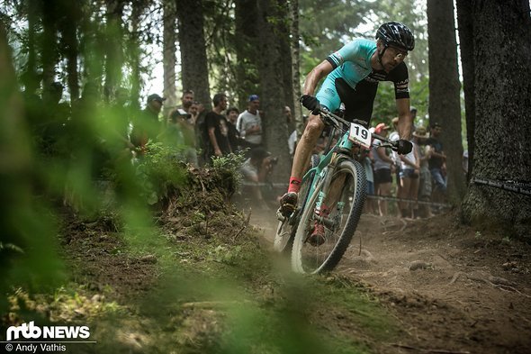 Sein Landsmann Stephane Tempier konnte sich hingegen deutlich länger in der Spitzengruppe behaupten Sein Landsmann Stephane Tempier konnte sich hingegen deutlich länger in der Spitzengruppe behaupten