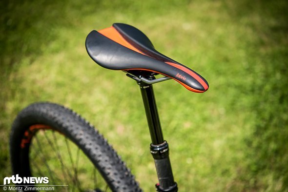 Der leichte Fabric-Sattel ist auf einer Kind Shock-Variostütze mit einem Verstellweg von 125 mm montiert. Der leichte Fabric-Sattel ist auf einer Kind Shock-Variostütze mit einem Verstellweg von 125 mm montiert.