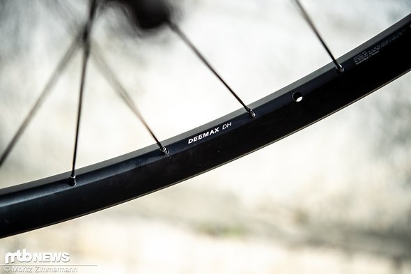 Mavic setzt am Deemax DH-Laufradsatz auf 28 mm breite Aluminium-Felgen. Die neue Felge soll deutlich haltbarer als der Vorgänger sein. Mavic setzt am Deemax DH-Laufradsatz auf 28 mm breite Aluminium-Felgen. Die neue Felge soll deutlich haltbarer als der Vorgänger sein.