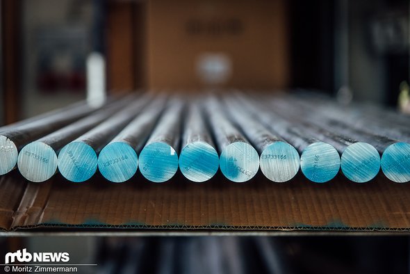Ein Großteil der Produktion von Tune-Produkten findet in der vor einigen Jahren neu gebauten Fertigungshalle statt. Ein Großteil der Produktion von Tune-Produkten findet in der vor einigen Jahren neu gebauten Fertigungshalle statt.