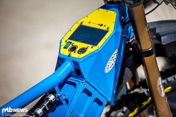 Gesteuert wird das "Fahrrad" via Raspberry Pi Mini-Computer, gespeist wird das Ungetüm aus ehemaligen Tesla-Akkus Gesteuert wird das "Fahrrad" via Raspberry Pi Mini-Computer, gespeist wird das Ungetüm aus ehemaligen Tesla-Akkus