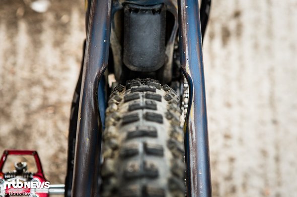Mit 27,5" x 2,4" Maxxis Minion DHR II-Reifen in der Wide Trail-Version und sehr breiten Felgen hat Mitch am Heck noch einiges an Reifenfreiheit parat Mit 27,5" x 2,4" Maxxis Minion DHR II-Reifen in der Wide Trail-Version und sehr breiten Felgen hat Mitch am Heck noch einiges an Reifenfreiheit parat
