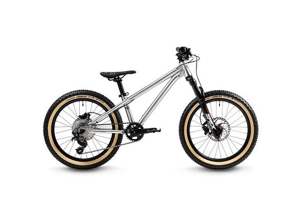 Das Bike ist auch in 20" zu haben und kommt in allen Varianten mit hydraulischen Scheibenbremsen ... Das Bike ist auch in 20" zu haben und kommt in allen Varianten mit hydraulischen Scheibenbremsen ...