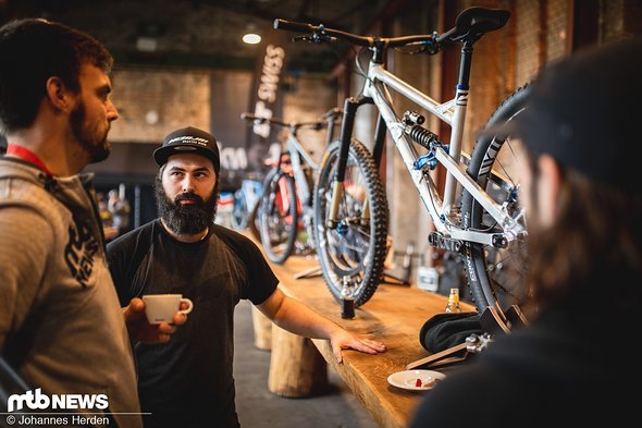 Parallel wurde jede Gelegenheit genutzt, um sich über die ausgestellten Bikes zu unterhalten Parallel wurde jede Gelegenheit genutzt, um sich über die ausgestellten Bikes zu unterhalten