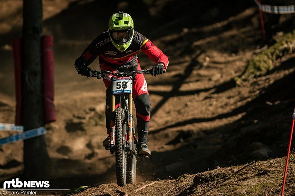 Weitere Probleme entstanden dadurch, dass sich das deutsche Downhill-Aushängeschild, Johannes Fischbach, die ganze Saison über mit einem nicht verheilenden Schlüsselbein herumplagen musste. Weitere Probleme entstanden dadurch, dass sich das deutsche Downhill-Aushängeschild, Johannes Fischbach, die ganze Saison über mit einem nicht verheilenden Schlüsselbein herumplagen musste.