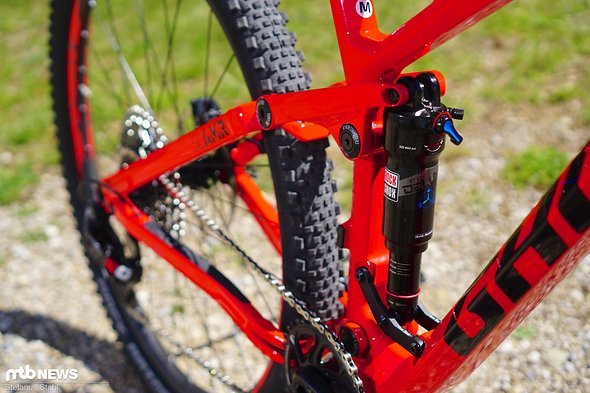 Der metrische RockShox Deluxe RT3-Dämpfer bietet die die üblichen Einstellungen, um dem Viergelenk-Hinterbau Einhalt zu gebieten. Der metrische RockShox Deluxe RT3-Dämpfer bietet die die üblichen Einstellungen, um dem Viergelenk-Hinterbau Einhalt zu gebieten.