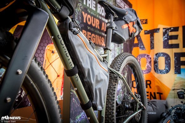 Ortlieb bietet verschiedene Taschen für den Rahmen an - das Frame-Pack Toptube (nicht im Bild) lässt genügend Raum für Trinkflaschen oder viele Hinterbausysteme von Fullies Ortlieb bietet verschiedene Taschen für den Rahmen an - das Frame-Pack Toptube (nicht im Bild) lässt genügend Raum für Trinkflaschen oder viele Hinterbausysteme von Fullies