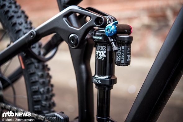 Der Fox Float DPX2-Dämpfer kontrolliert den Federweg am Heck, im Gegensatz zur Konkurrenz setzt Radon hier noch auf ein nicht-metrisches Modell Der Fox Float DPX2-Dämpfer kontrolliert den Federweg am Heck, im Gegensatz zur Konkurrenz setzt Radon hier noch auf ein nicht-metrisches Modell