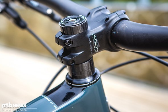 30 mm Platz für Spacer lässt Santa Cruz beim Demobike – zu Recht, denn der Stack ist eher flach 30 mm Platz für Spacer lässt Santa Cruz beim Demobike – zu Recht, denn der Stack ist eher flach