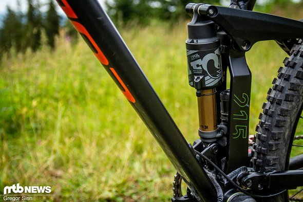 Im Heck arbeitet ein Fox Float X2-Luftdämpfer, der im Gegensatz zur 650b-Version 200 mm statt 215 mm Federweg generiert Im Heck arbeitet ein Fox Float X2-Luftdämpfer, der im Gegensatz zur 650b-Version 200 mm statt 215 mm Federweg generiert