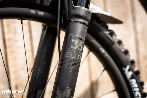 An der Front arbeitet die Fox 36 Performance Elite-Federgabel An der Front arbeitet die Fox 36 Performance Elite-Federgabel