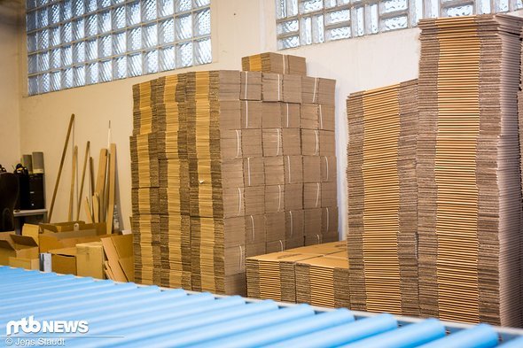 Stapelweise Versandkartons Stapelweise Versandkartons