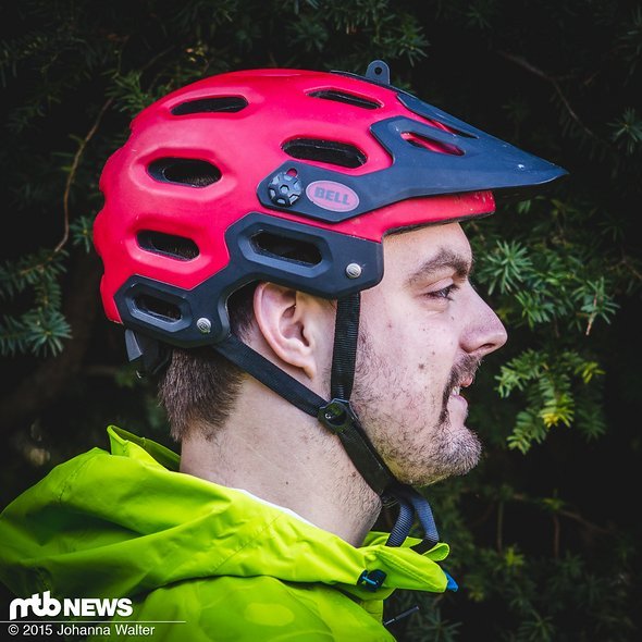 Seitlich ist der Helm sehr weit hinuntergezogen, wie man sieht Seitlich ist der Helm sehr weit hinuntergezogen, wie man sieht