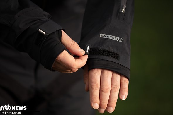 Die Ärmel des Endura MT500 One-Piece besitzen einen elastischen Abschluss mit Daumenloch Die Ärmel des Endura MT500 One-Piece besitzen einen elastischen Abschluss mit Daumenloch