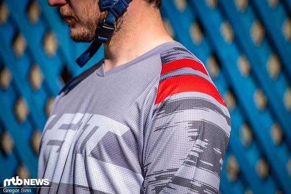 Das Leatt DBX 3.0-Trikot besteht aus einem luftdurchlässigen, aber erstaunlich festen Mesh-Gewebe. Das Leatt DBX 3.0-Trikot besteht aus einem luftdurchlässigen, aber erstaunlich festen Mesh-Gewebe.