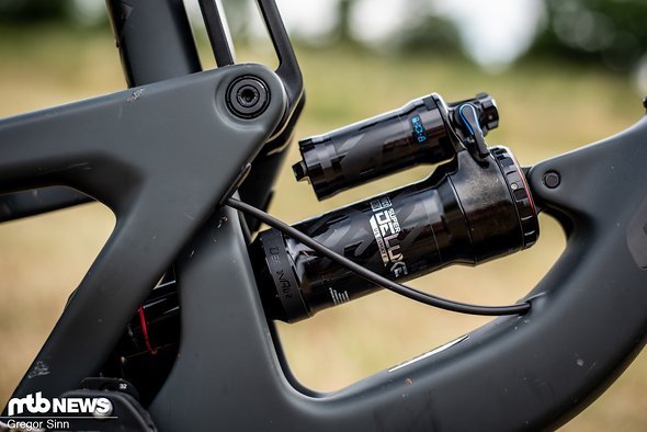 Die 160 mm VPP-Federweg am Heck kontrolliert ein RockShox Super Deluxe Ultimate-Dämpfer Die 160 mm VPP-Federweg am Heck kontrolliert ein RockShox Super Deluxe Ultimate-Dämpfer