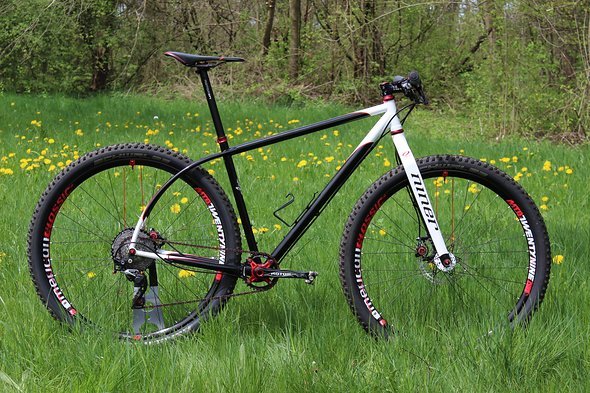 Das 29er Blackbuck von unserem Moderator Rommos kann man auch mit B+ Reifen fahren. Das 29er Blackbuck von unserem Moderator Rommos kann man auch mit B+ Reifen fahren.