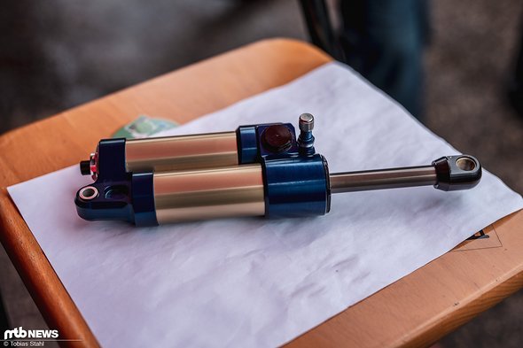Auch wenn er schlank aussieht, ist die Dämpferstange tatsächlich dicker als bei den meisten Dämpfern am Markt Auch wenn er schlank aussieht, ist die Dämpferstange tatsächlich dicker als bei den meisten Dämpfern am Markt