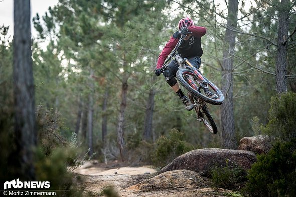 Auf dem Trail kann das Rocky Mountain Altitude Carbon 90 mit einem extrem verspielten Fahrverhalten begeistern … Auf dem Trail kann das Rocky Mountain Altitude Carbon 90 mit einem extrem verspielten Fahrverhalten begeistern …