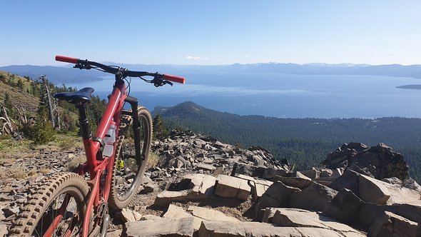 Akklimatisationsride auf dem Tahoe Rim Trail. Nicht nur schöne Aussichten, auch ganz schön hoch – hier auf fast 2600 m Akklimatisationsride auf dem Tahoe Rim Trail. Nicht nur schöne Aussichten, auch ganz schön hoch – hier auf fast 2600 m