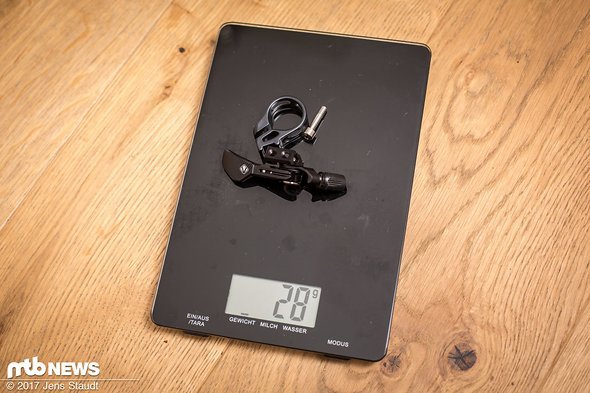 Wir entscheiden uns jedoch für den trigLOC-Daumenhebel. Gesamtgewicht ohne Hülse, mit Klemme und Lenkerschelle: 598 g Wir entscheiden uns jedoch für den trigLOC-Daumenhebel. Gesamtgewicht ohne Hülse, mit Klemme und Lenkerschelle: 598 g