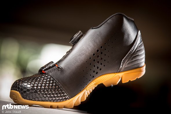 Wir haben den Schuh schon getestet: https://www.mtb-news.de/news/2017/12/05/bontrager-rhythm-mtb-schuh-test Wir haben den Schuh schon getestet: https://www.mtb-news.de/news/2017/12/05/bontrager-rhythm-mtb-schuh-test