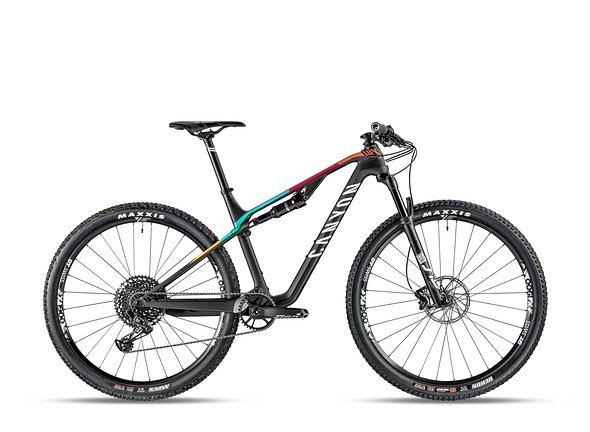 Angelehnt an das Design des Canyon / SRAM Women Teams gibt es das Canyon Lux CF SL 6 und das Canyon Lux CF SL 6 mit blau-rot-gelben Farbakzenten Angelehnt an das Design des Canyon / SRAM Women Teams gibt es das Canyon Lux CF SL 6 und das Canyon Lux CF SL 6 mit blau-rot-gelben Farbakzenten