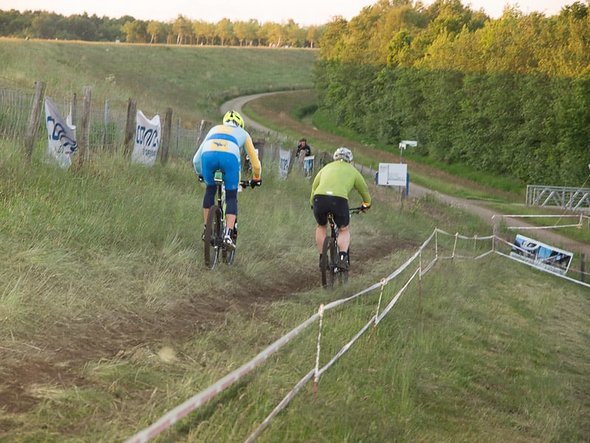 Der Zustand der Wiesenabschnitte verschlechterte sich über Nacht zusehend. Starrgabelfahrer und Crosser hatten es immer schwerer. Der Zustand der Wiesenabschnitte verschlechterte sich über Nacht zusehend. Starrgabelfahrer und Crosser hatten es immer schwerer.