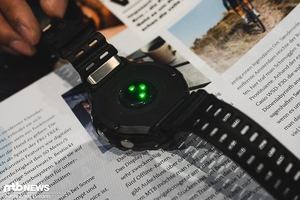 Wie von anderen Smartwatches bekannt, lässt sich mit der Uhr via optischem Sensor auch die Herzfrequenz aufzeichnen Wie von anderen Smartwatches bekannt, lässt sich mit der Uhr via optischem Sensor auch die Herzfrequenz aufzeichnen